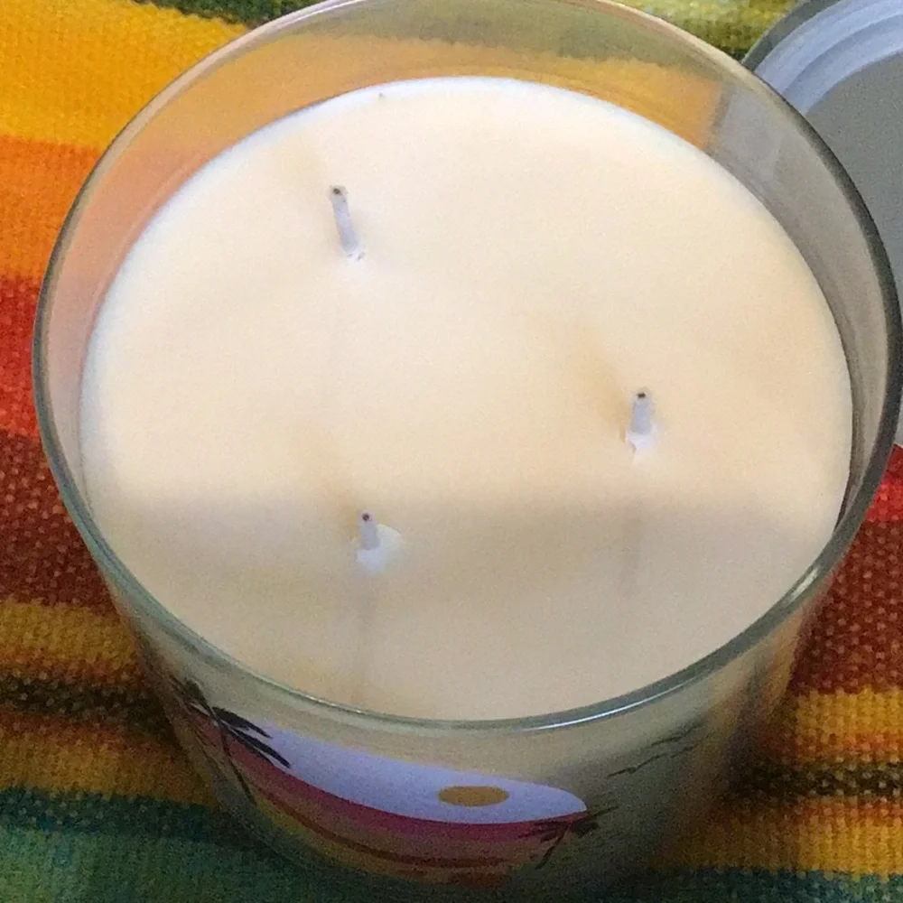 Bath and body works juicy pink grapefruit candle - Picture 2 of 3